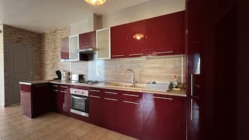 Een koelkast, een microgolfoven, een oven, een vaatwasser