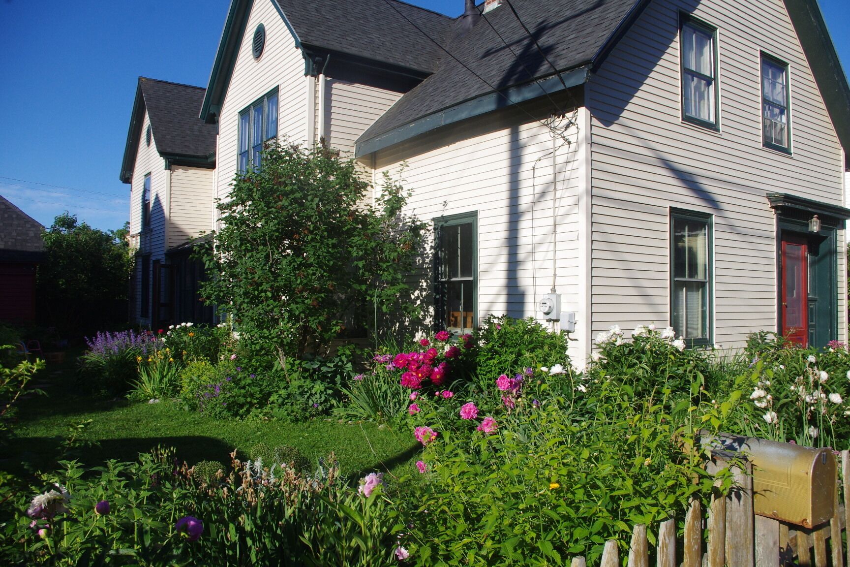 Large Home With Lovely Gardens Short Walk To Main Street STR22-26