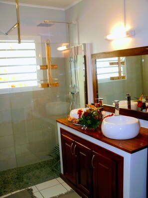 Dusche, Haartrockner, Handtücher, Toilettenpapier