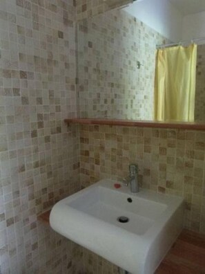 Dusche, Haartrockner, Handtücher, Toilettenpapier