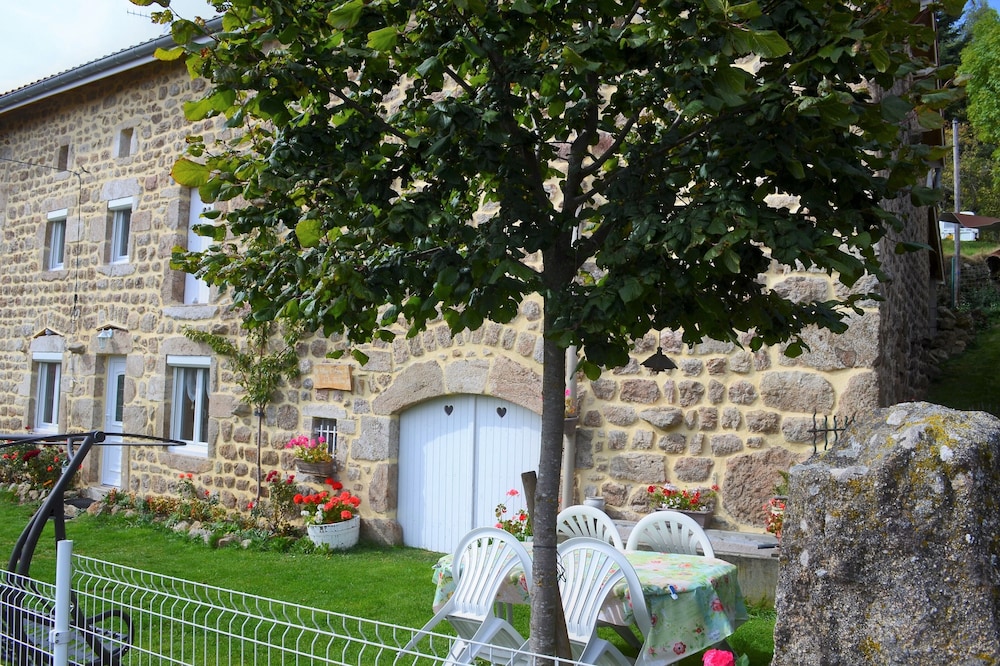 SUPERB GITE DE FRANCE DEP. 63, TB TEAM, QUIET WIFI, IDEAL FAMILIES & CHILDREN