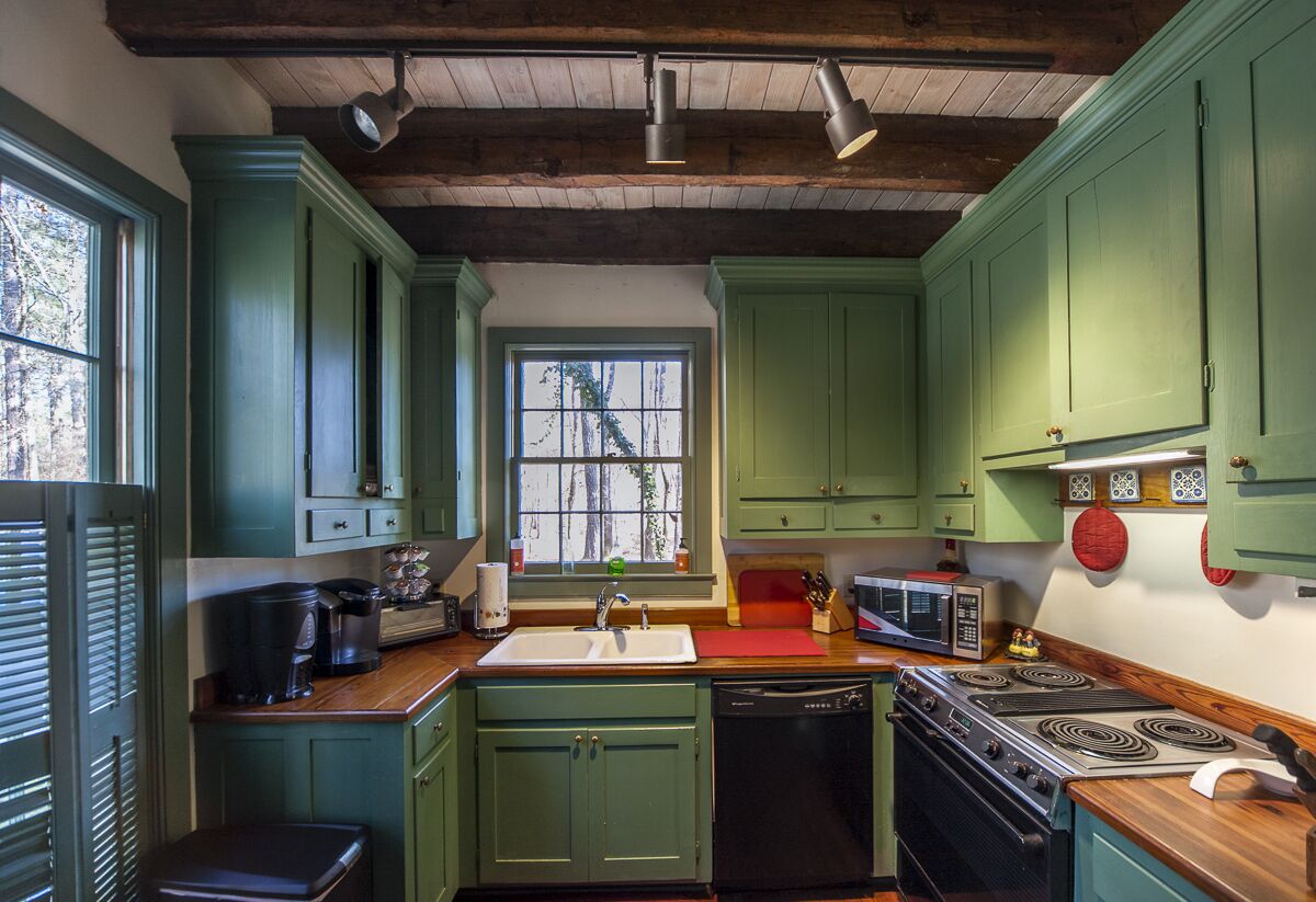 Private 70 Acre Lake, Glamping Tents, 2 Homes, Lakefront Dock House