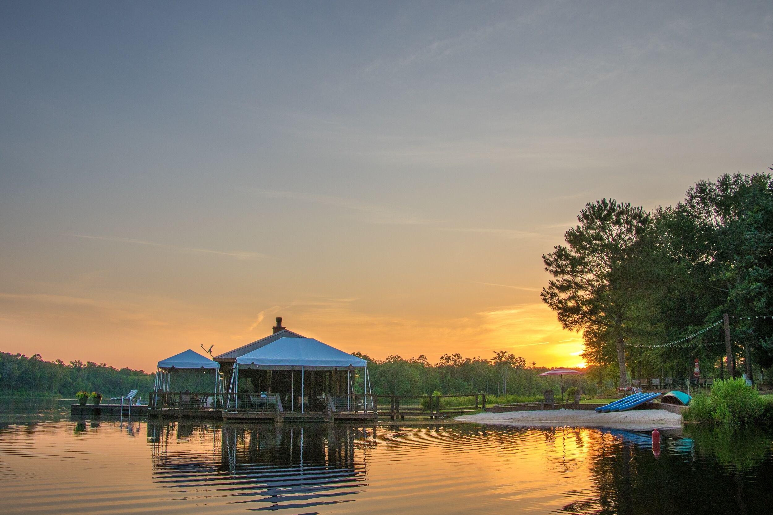 Private 70 Acre Lake, Glamping Tents, 2 Homes, Lakefront Dock House