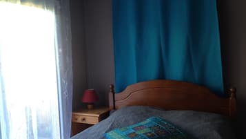 2 chambres, bureau, fer et planche à repasser, lit parapluie