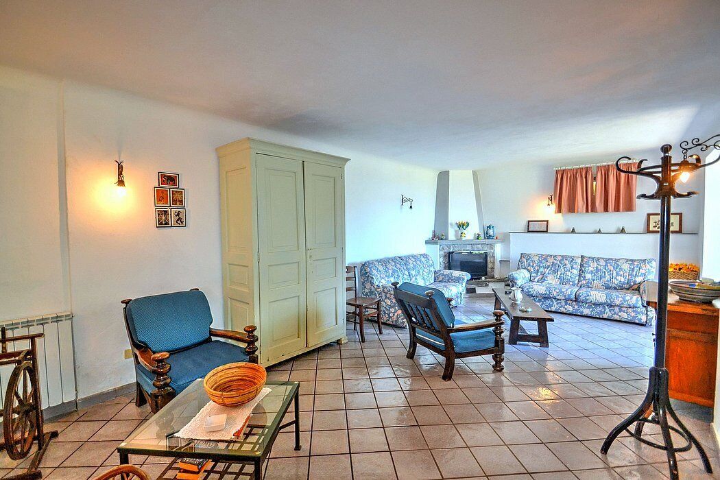 Villa Franca: A bright and sunny two-story villa situated on a promontory facing the sea, with Free WI-FI.