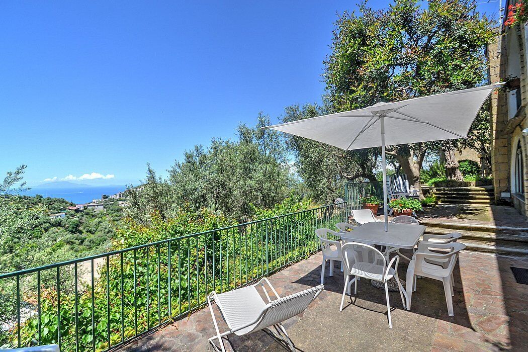 Villa Franca: A bright and sunny two-story villa situated on a promontory facing the sea, with Free WI-FI.