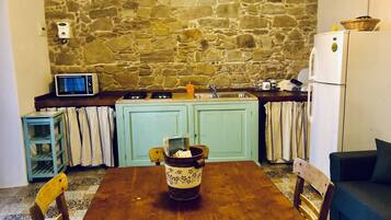 Frigorifero, forno, piano cottura, lavastoviglie