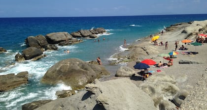 Antica casa di pescatori che si affaccia sul mare, lungomare di Capo d'Orlando