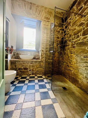 Shower, hair dryer, towels - Old fisherman's house overlooking the sea, along the Capo d'Orlando promenade (Capo D'orlando)