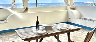 Un vieux maison du pêcheur donnant sur mer dans le promenade de Capo d'Orlando