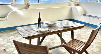 Un vieux maison du pĂȘcheur donnant sur mer dans le promenade de Capo d'Orlando