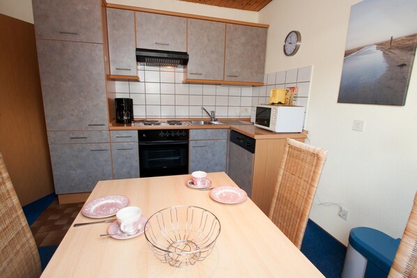 Fridge, microwave, oven, stovetop - Simply stretch out all fours and enjoy your vacation: The vacation home (Carolinensiel)