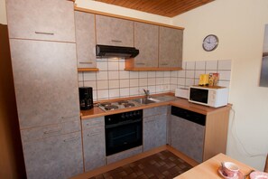 Fridge, microwave, oven, stovetop - Simply stretch out all fours and enjoy your vacation: The vacation home (Carolinensiel)