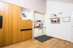 Kühlschrank, Mikrowelle, Herdplatte, Geschirrspüler