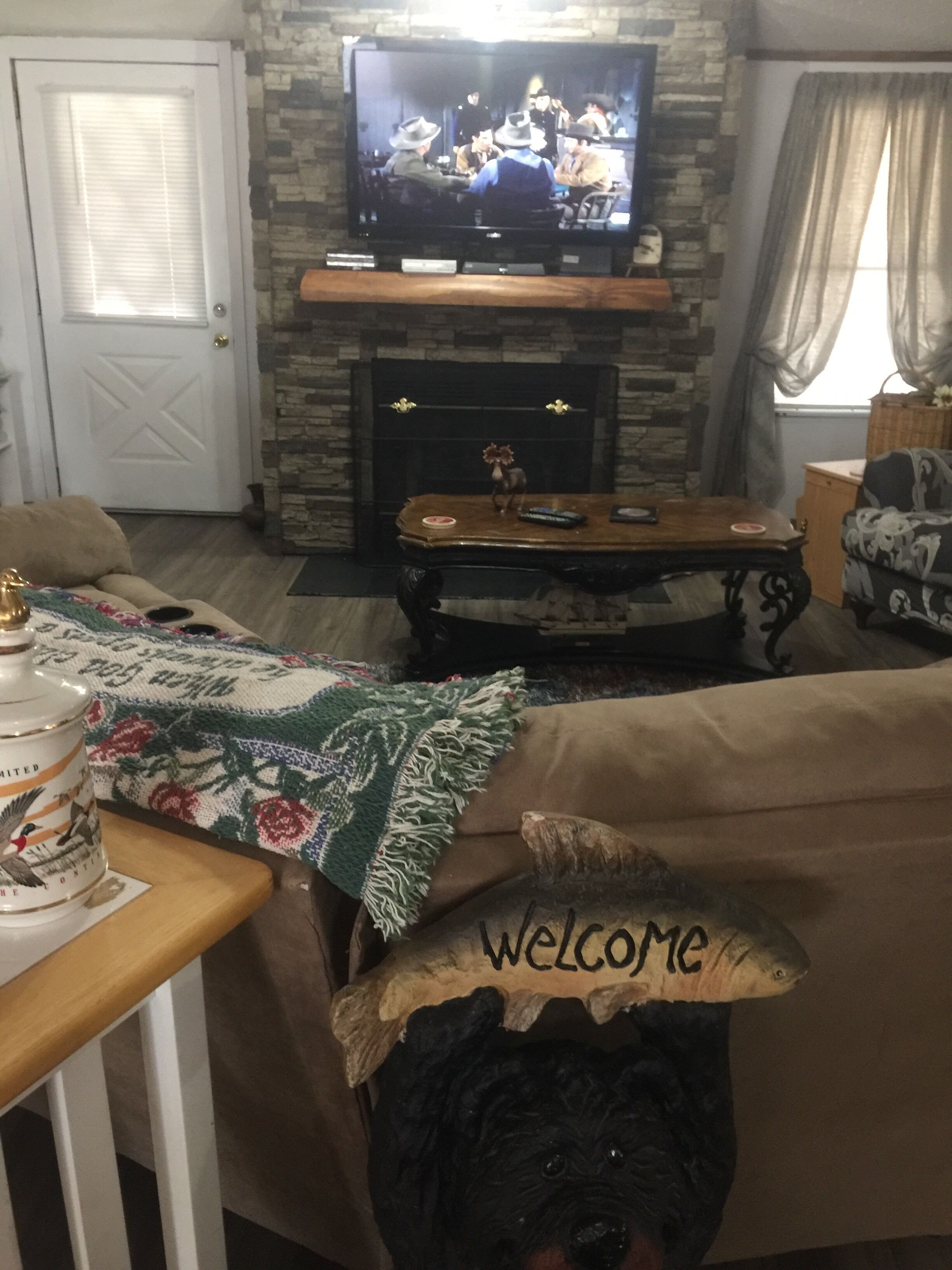 Diamond Hunters,  Flyfishing Hideaway     close to everything