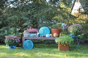 A garden with various potted plants and decorative items. - Bright, modern and cozy two-room apartment (Ratingen)