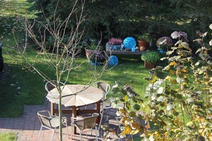 Outdoor dining - Bright, modern and cozy two-room apartment (Ratingen)