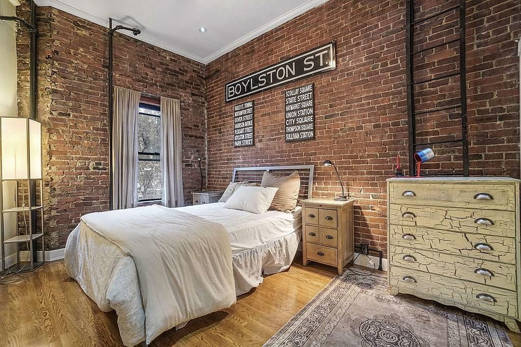 Bedroom w/ Queen bed