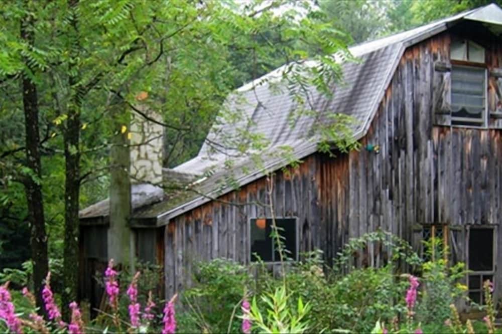 Beautiful Barn on 7 Acres with Pond- Get Away from it All