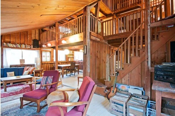 TV, fireplace, DVD player, books