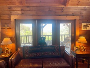 Een smart-tv, een open haard, een dvd-speler en boeken