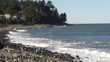 Plage à proximité, chaises longues, serviettes de plage