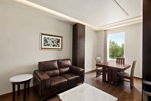 Suite, 1 cama King size, para no fumadores | Camas con pillow-top, minibar y caja de seguridad en la habitación 