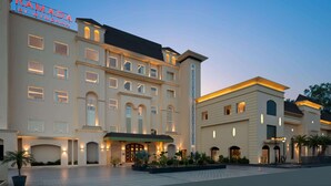 Um hotel com vários andares e uma placa de destaque com a inscrição 
