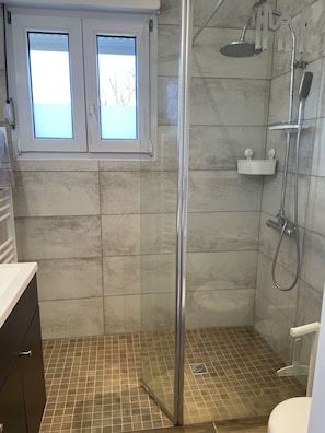 Douche, sèche-cheveux