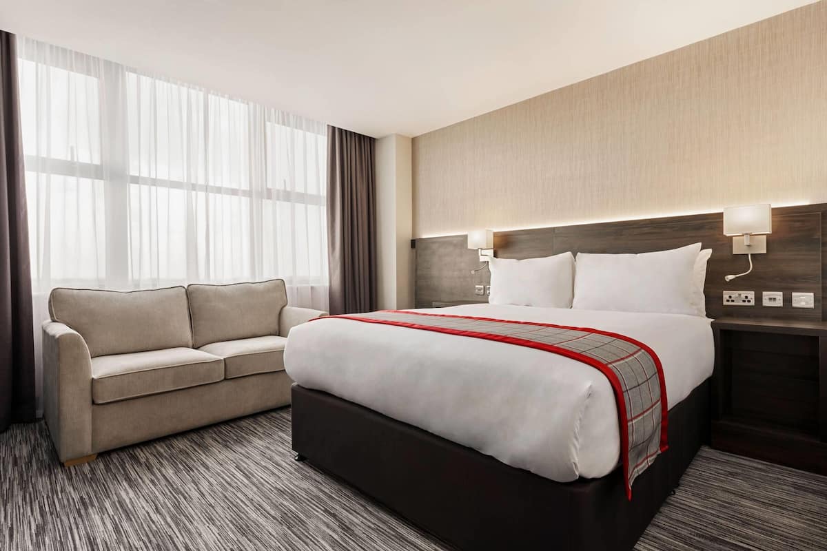 Familierom, 1 dobbeltseng med sovesofa, ikke-røyk | 1 soverom, safe på rommet, skrivebord og strykejern/-brett