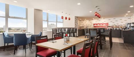 Se ofrece un desayuno bufé todos los días (11 GBP por persona)