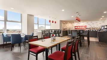 Desayuno buffet (GBP 11 por persona)