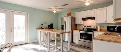 Jääkaappi, mikroaaltouuni, uuni, liesi