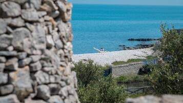 Chaises longues, serviettes de plage