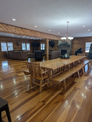 Dining - Secluded, Private 5000 Square Foot Luxury Lodge Located On 20 Wooded Acres. (Cambridge)