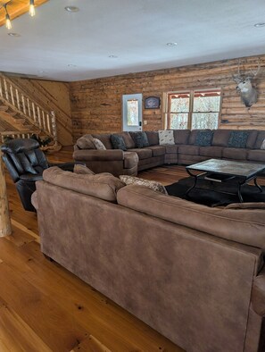 Een televisie, een open haard, een dvd-speler en tafelvoetbal