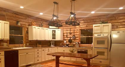 Abgeschieden, Privat 5000 Square Foot Luxury Lodge liegt am 20. Wooded Acres.