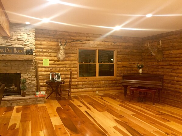 Interior - Secluded, Private 5000 Square Foot Luxury Lodge Located On 20 Wooded Acres. (Cambridge)
