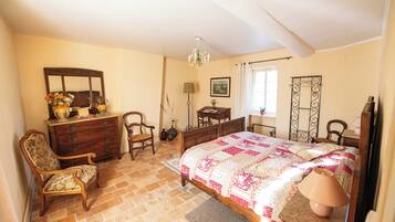 3 chambres, coffres-forts dans les chambres, fer et planche Ă repasser