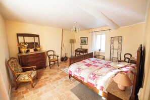 3 bedrooms, in-room safe, iron/ironing board, WiFi - Well-equipped house with character and garden near the city center (Pézenas)