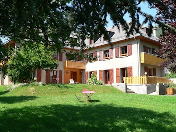 Vue extérieure du parc ombragé l'été