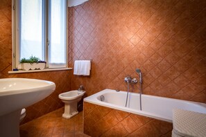 Combined shower/bathtub, hair dryer, towels, soap - Holiday villa with large furnished terrace (Cernobbio)