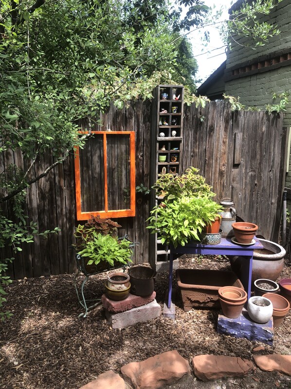 Hair dryer, towels - Apt. in Quiet Historic Neighborhood. 5 min. walk to shops, restaurants and bars (Denver)