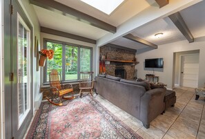 Una Smart TV, una chimenea, libros