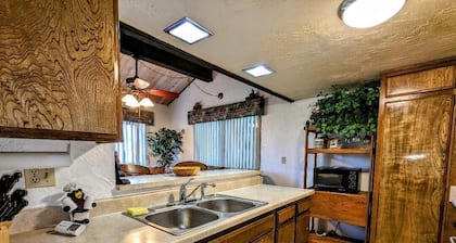 Walk to the Slopes! Rustic Townhouse by Snow Summit