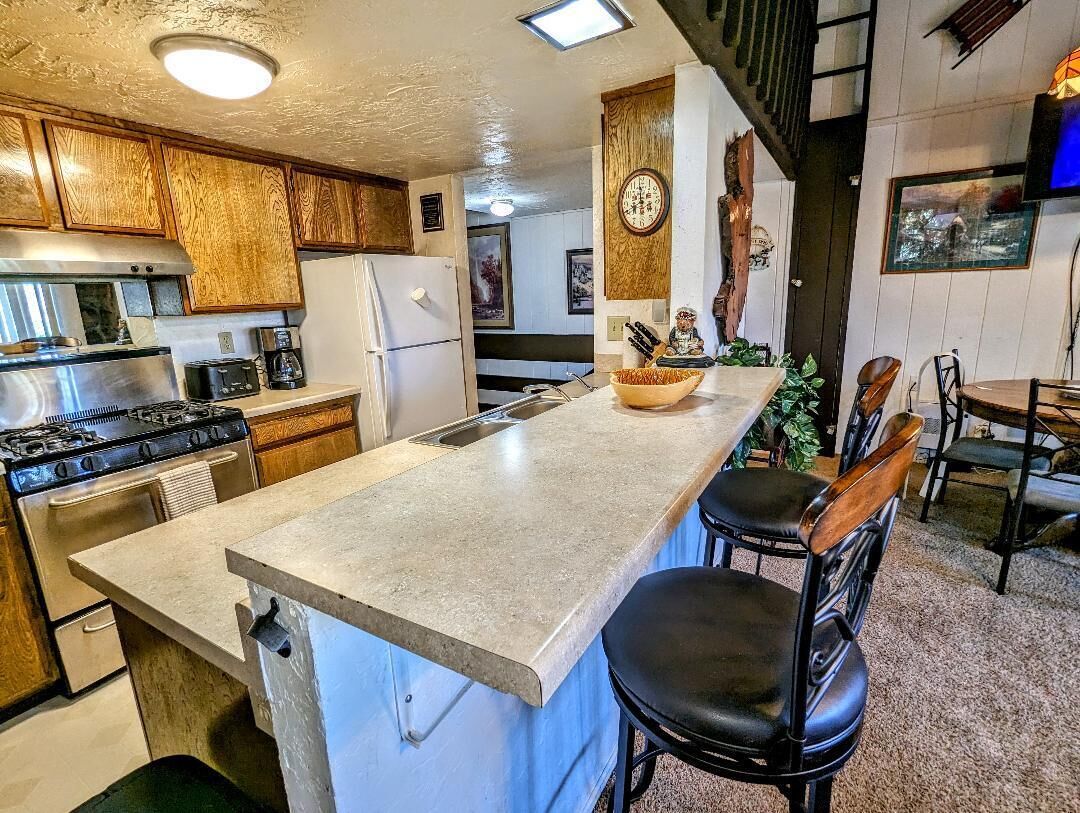 Fridge, microwave, coffee/tea maker, toaster