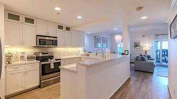 KĂŒhlschrank, Mikrowelle, Ofen, Herdplatte