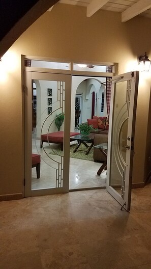 المنشأة من الداخل