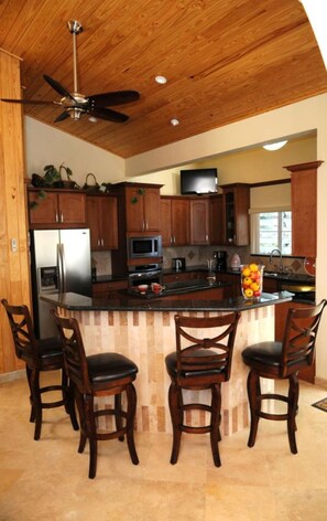 ثلاجة، ميكروويف، فرن، موقد طهي مسطح