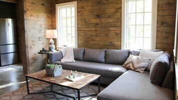 Fernseher, Kamin, DVD-Player, Bücher